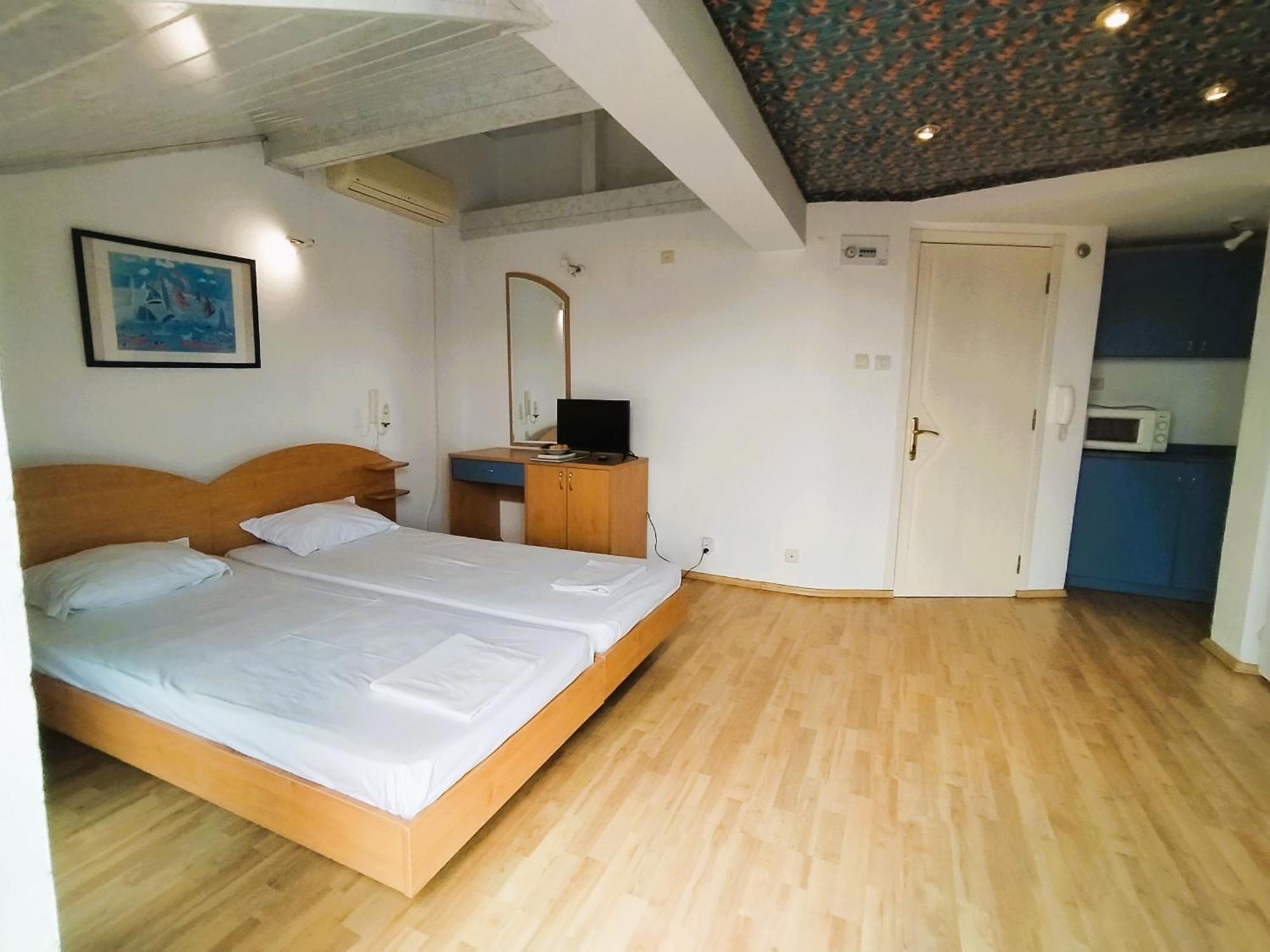 Lira Sto Apartments Pomorie Ngoại thất bức ảnh